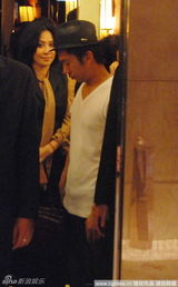 组图：刘嘉玲现身酒店 中性装扮穿西装秀干练风