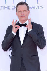 组图：《绝命毒师》布莱恩-科兰斯顿兰花指拉领结卖萌