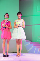 组图：袁姗姗人气爆棚 首度现场开唱引尖叫