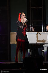 组图：阿妹身著爆乳装开唱 歌迷现场点唱饱耳福