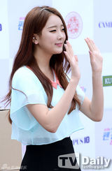 组图：韩团Dal shabet秀彬捐零食鼓励学生