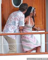 组图：林赛着爆乳吊带裙撕打不慎露半球