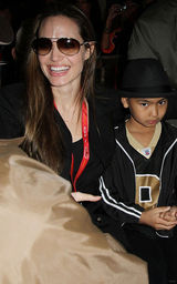 幻灯图集：皮特朱莉看球激吻 力破不和传闻