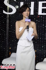 组图：桂纶镁封后喜上眉梢 白洋装清新优雅