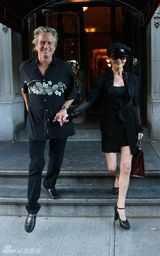 高清组图：泽塔-琼斯夫妇同天庆祝生日