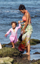 组图：哈利-贝瑞携女儿海边度假 遭偷袭险走光