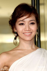 组图：侯佩岑斜肩礼服优雅 娇羞难掩待嫁女儿心