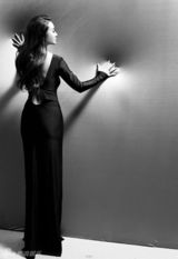 组图：爱戴《站在这里》MV曝光 演绎纠结情感