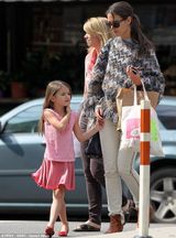 组图：小苏瑞当街跳舞步 拿手机疑与老爸通电话