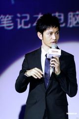 高清图：黄晓明分身有术捞金有方 帅气现身代言活动