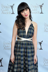 高清组图：佐伊-丹斯切尔性感格纹礼服低胸露背