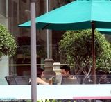 组图：乐易玲北上探班郑嘉颖吞云吐雾眉头深锁