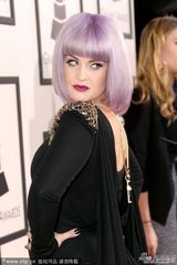 组图：凯莉-奥斯本亮相秀蜂腰肥臀 露背装性感