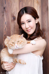 组图：于咏琳曝最新杂志大片 与爱宠亲密互动