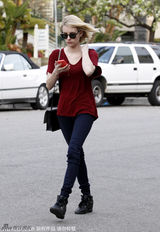 组图：艾玛-罗伯茨露肩装性感抢镜 大方秀钻戒