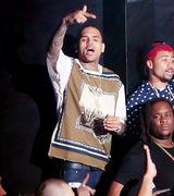 组图：克里斯-布朗甩蕾哈娜 夜店狂欢搭讪美女