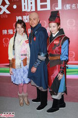 组图：黄浩然为拍戏剃头 黄翠如强调无后台