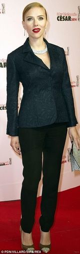 组图：斯嘉丽-约翰逊怀孕后公开亮相 笑容满面