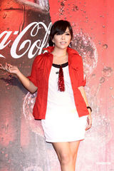 组图：张惠妹超短热裙出席美食展 大玩喂食