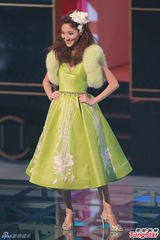 组图：港姐欧式复古礼服亮相 急智环节各显神通