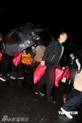 幻灯图：萧亚轩坚强送亡母 罗志祥现身医院慰好友