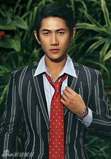 组图：何明翰杂志封面大片大玩贵族绅士风