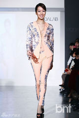 组图：韩国小姐梁乂升MayQueen性感出席时装秀