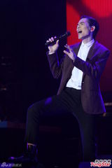 组图：萧敬腾上海开唱雨神未发威 被何韵诗调侃