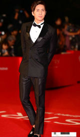 组图：釜山电影节开幕 金亨俊风度翩翩亮相