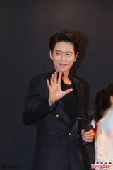 组图：“辉京”朴海镇空降北京 黑西装帅气逼人