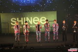 组图：韩国组合SHINee花衫开唱 台上劲歌热舞