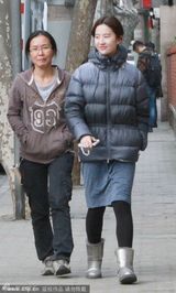 组图：刘亦菲街头拍戏 羽绒服配裙子显另类