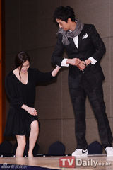 组图：韩星金正恩新剧发布险被吻 韩彩雅低胸性感