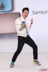 组图：哈林否认吴莫愁绯闻 不介意与李敏镐比较