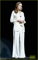 组图：安吉丽娜朱莉白衣飘飘 为新电影卖力宣传