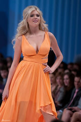 组图：凯特-阿普顿墨西哥走秀 深V裙巨波荡漾