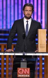 高清图：CNN年度英雄晚会 阿尔芭与黛米-摩尔比美