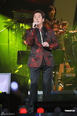 组图：谭咏麟携手杜丽莎 演唱会献唱LadyGaGa名曲