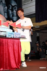 组图：陈奕迅台北签票遭台风搅局 演唱会曲目歌迷选