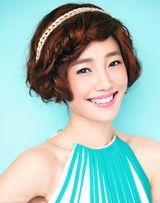 组图：白百何首登《米娜》封面 装扮夏日小清新