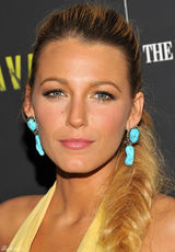 组图：布莱克明黄色礼服闪耀《野蛮人》纽约首映