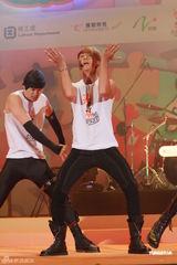 组图：李克勤郑欣宜开唱 鼓励年青人追梦