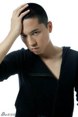 组图：王雷最新写真曝光 谍战剧《天敌》首演打戏