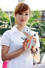 组图：蔡依林为奥运选手加油 穿便装击战鼓助威