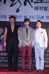 高清组图：李准基申敏儿出席《阿娘使道传》发布会