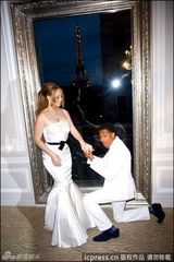 组图：凯莉庆结婚周年秀恩爱 纯白礼服再现求婚戏码