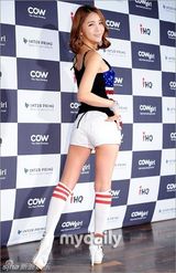 组图：赛车女郎代言网游 撕衣露豪乳秀美臀