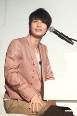 组图：严爵新专辑《不孤独》发片会 有信心拿金曲奖