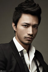 组图：江洋黑白写真尽显熟男魅惑