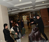 组图：陈冠希醉酒如厕 保镖对女粉丝动粗